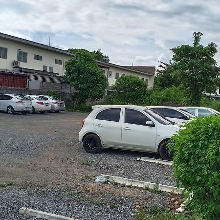 Апартаменты โสดาอพาร์ทเม้นท์​ Ban Lam Phak Kut Экстерьер фото