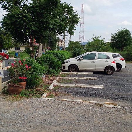 Апартаменты โสดาอพาร์ทเม้นท์​ Ban Lam Phak Kut Экстерьер фото