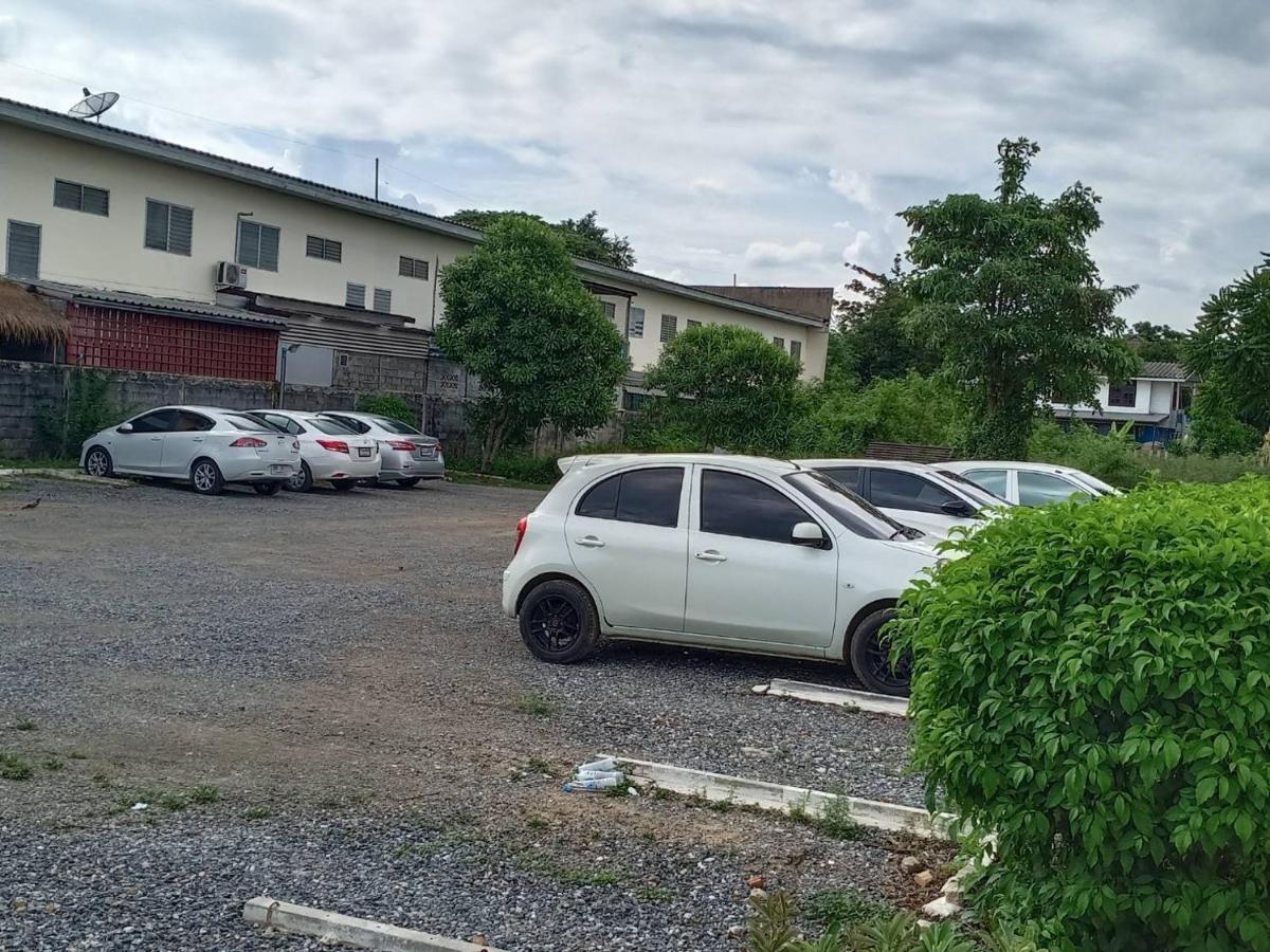 Апартаменты โสดาอพาร์ทเม้นท์​ Ban Lam Phak Kut Экстерьер фото