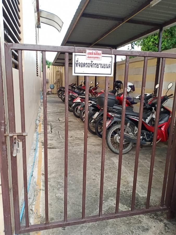 Апартаменты โสดาอพาร์ทเม้นท์​ Ban Lam Phak Kut Экстерьер фото